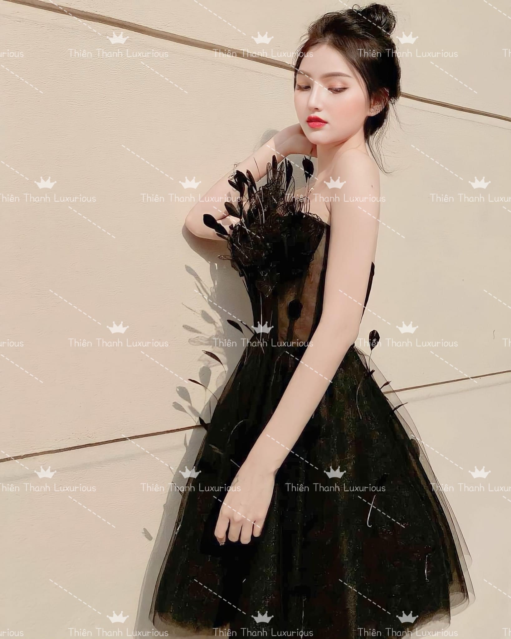 Đầm TK Hai Dây Ngắn Cúp Ngực Dáng Xoè Kết Lông