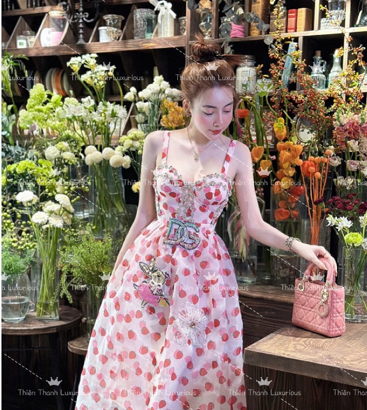 Đầm QCCC Dài Xoè Hai Dây Dâu Tây Cúp Ngực Đính Đá