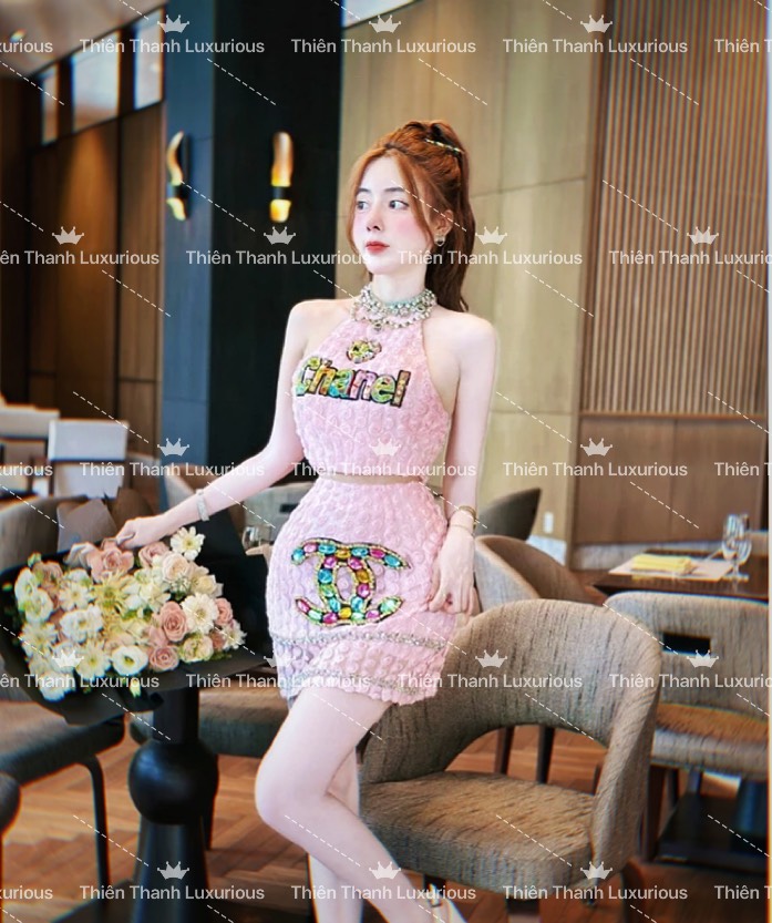 Set QCCC Ngắn Chanel Cổ Yếm Đính Đá Mix Chân Váy Kết Hoa