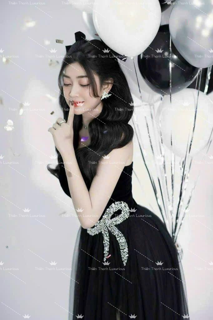 Đầm TK Dài Cúp Ngực Xẻ Tà Đính Đá Hình Nơ