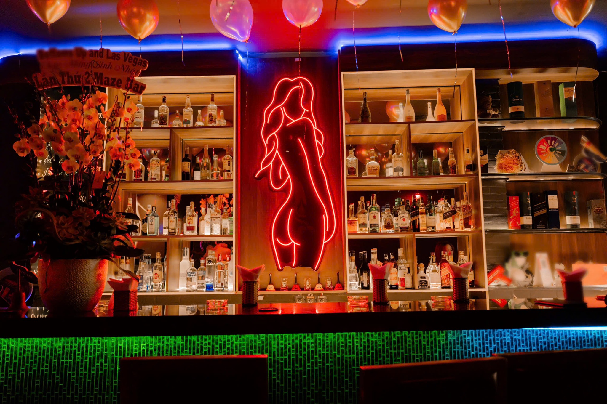 Sang Quán Bar Tây Đường Tôn Thất Đạm tại Trung Tâm Quận 1