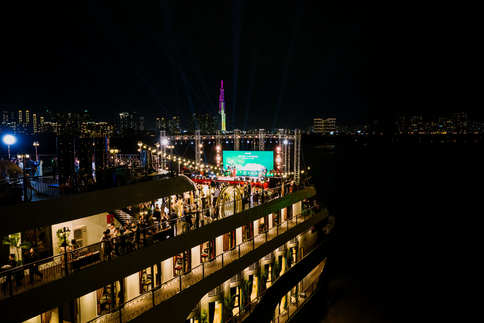 Du Thuyền Sài Gòn REVER Cruises - 5 Nguyễn Tất Thành