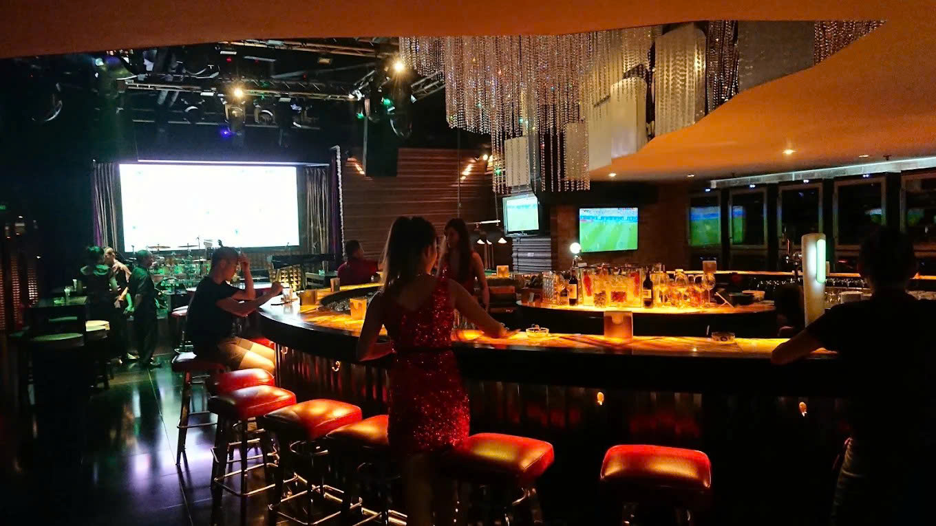 Catwalk Night Spot - New World - 76 Lê Lai