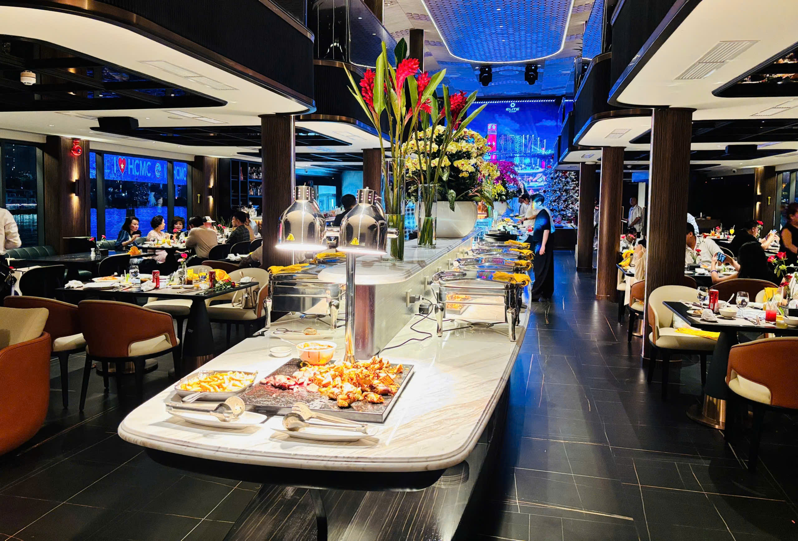 Tàu ELITE SAIGON - Du thuyền nhà hàng tại 05 Nguyễn Tất Thành