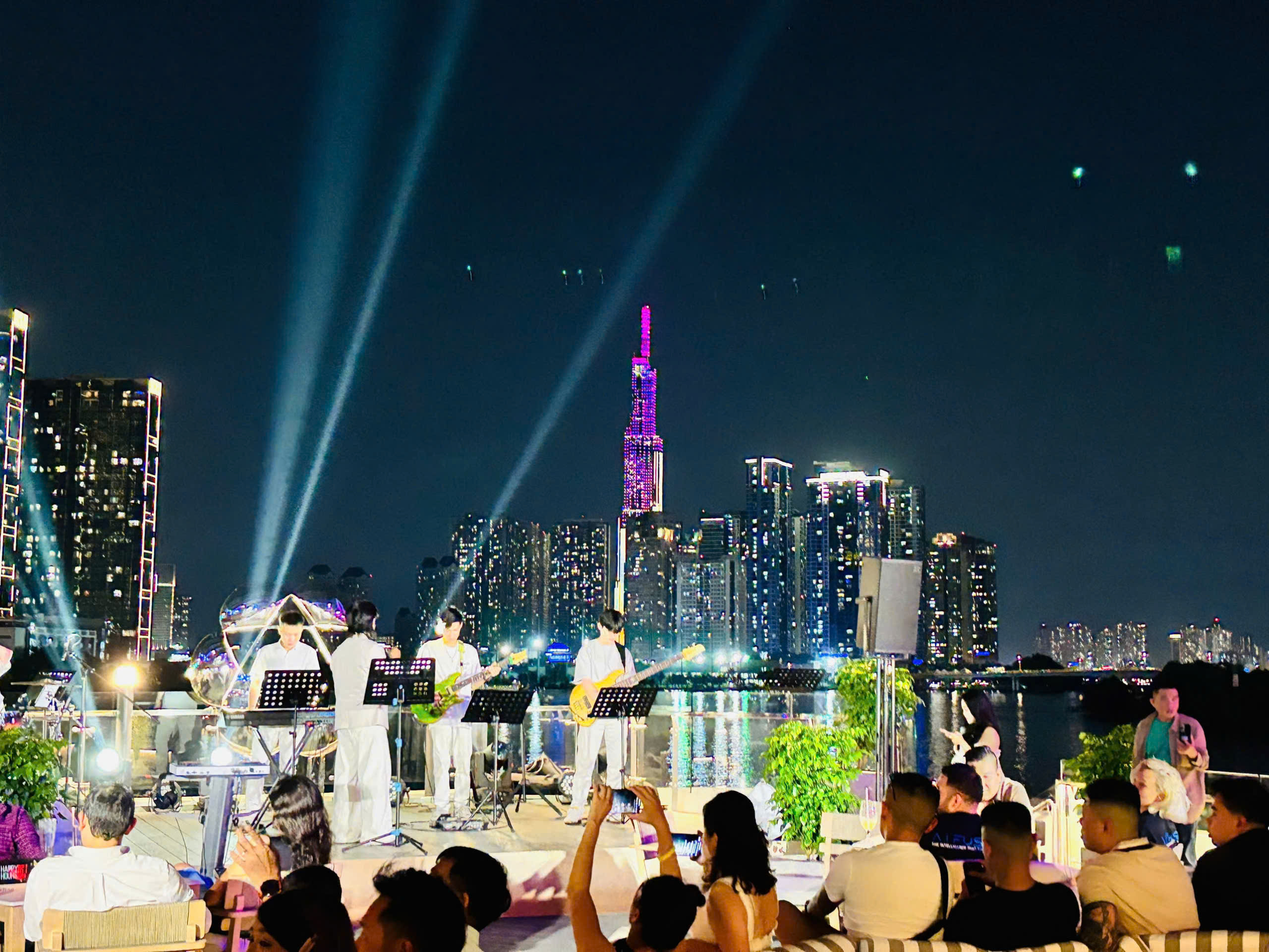 Tàu ELITE SAIGON - Du thuyền nhà hàng tại 05 Nguyễn Tất Thành