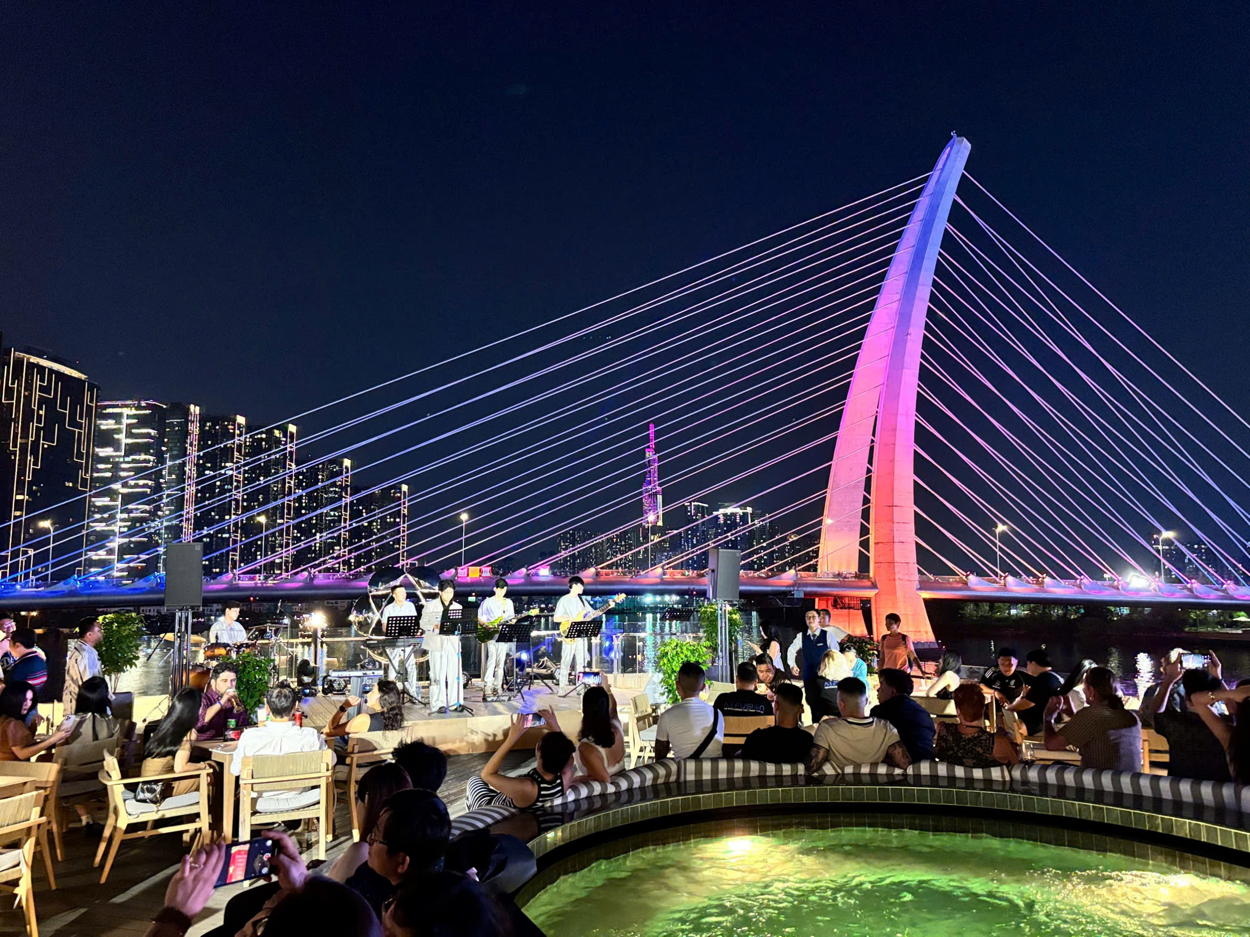 Tàu ELITE SAIGON - Du thuyền nhà hàng tại 05 Nguyễn Tất Thành