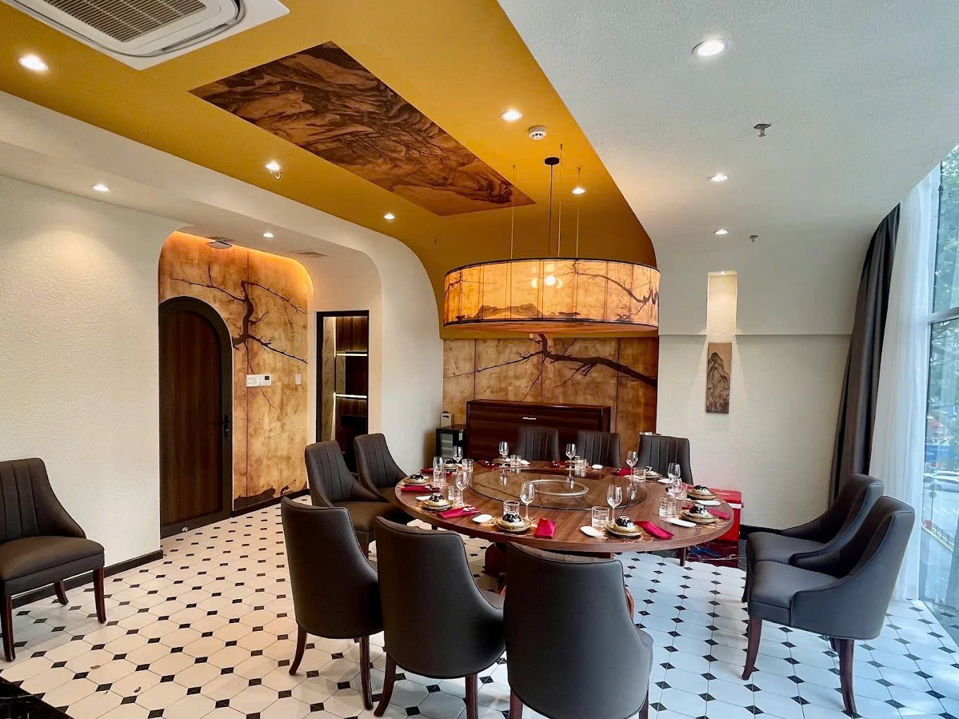 Hạc Cầm Restaurant - 561 Trần Hưng Đạo