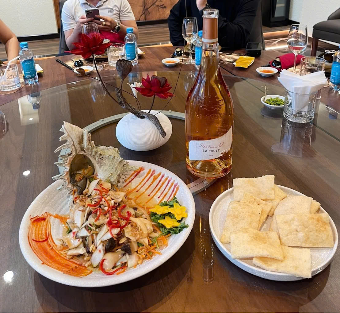 Hạc Cầm Restaurant - 561 Trần Hưng Đạo