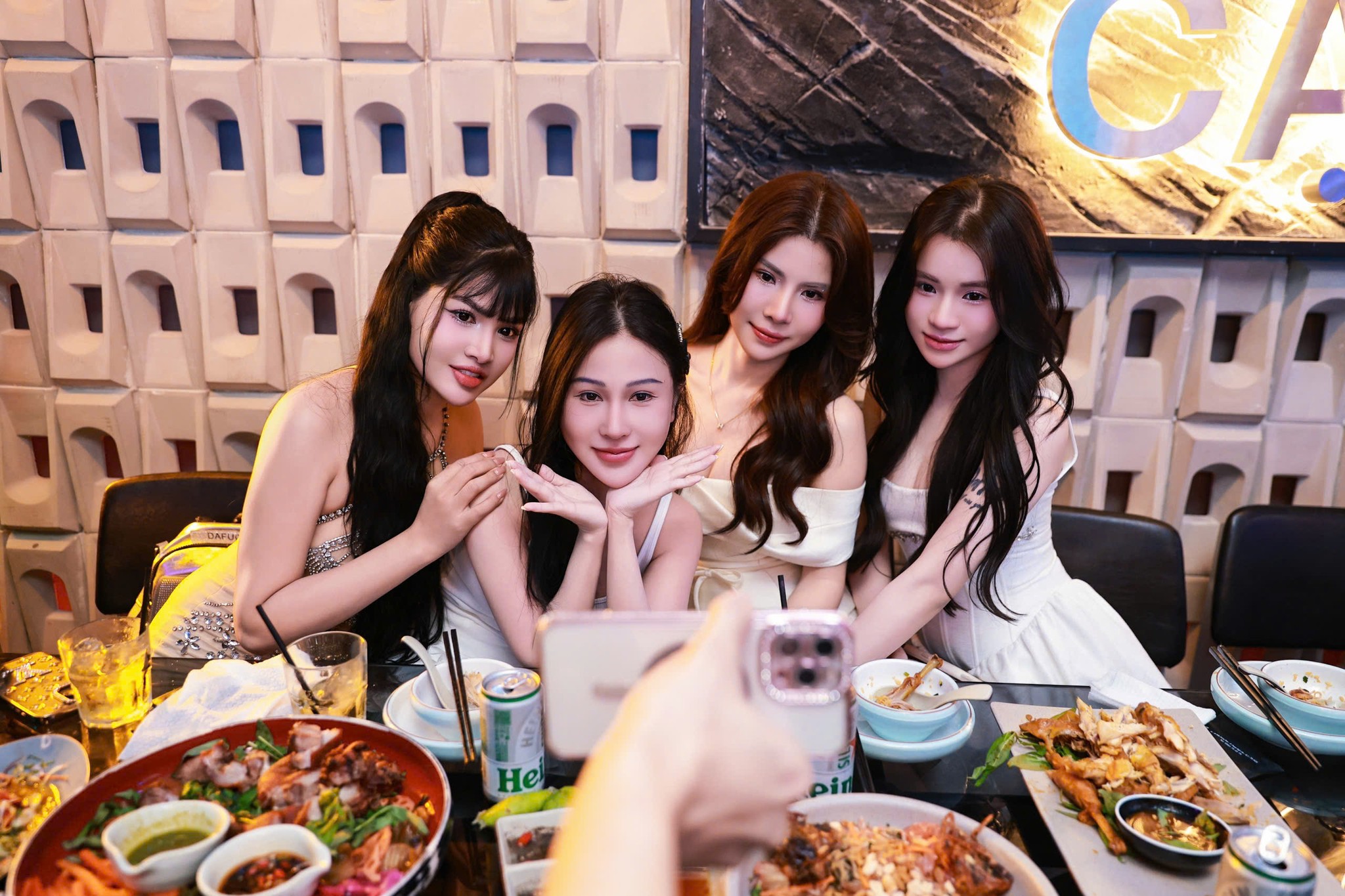 CẬU ỐC Seafood & Beer - 84 Trần Hưng Đạo, Quận 1