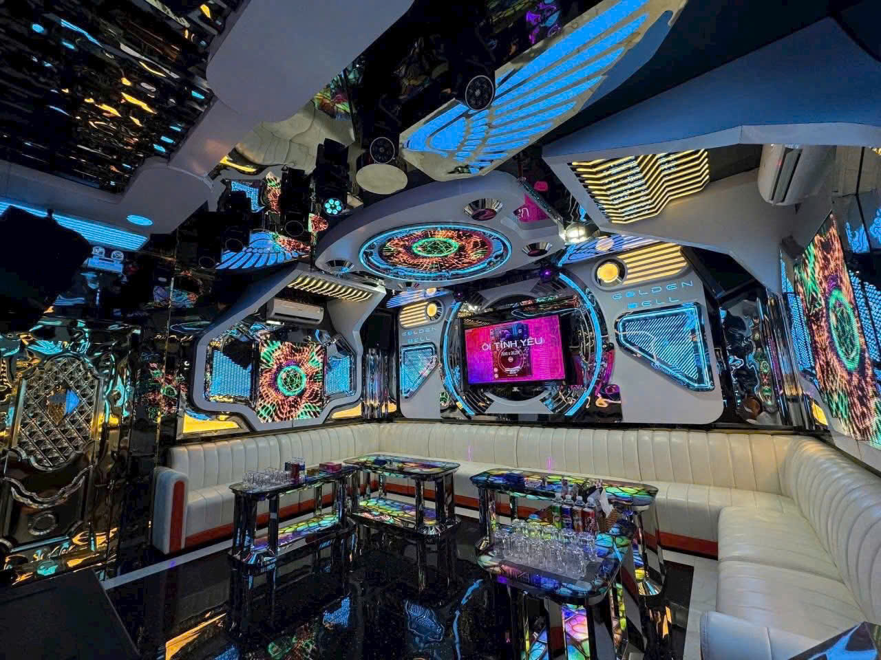 Karaoke Golden Bell - 750 Nguyễn Văn Quá, Quận 12