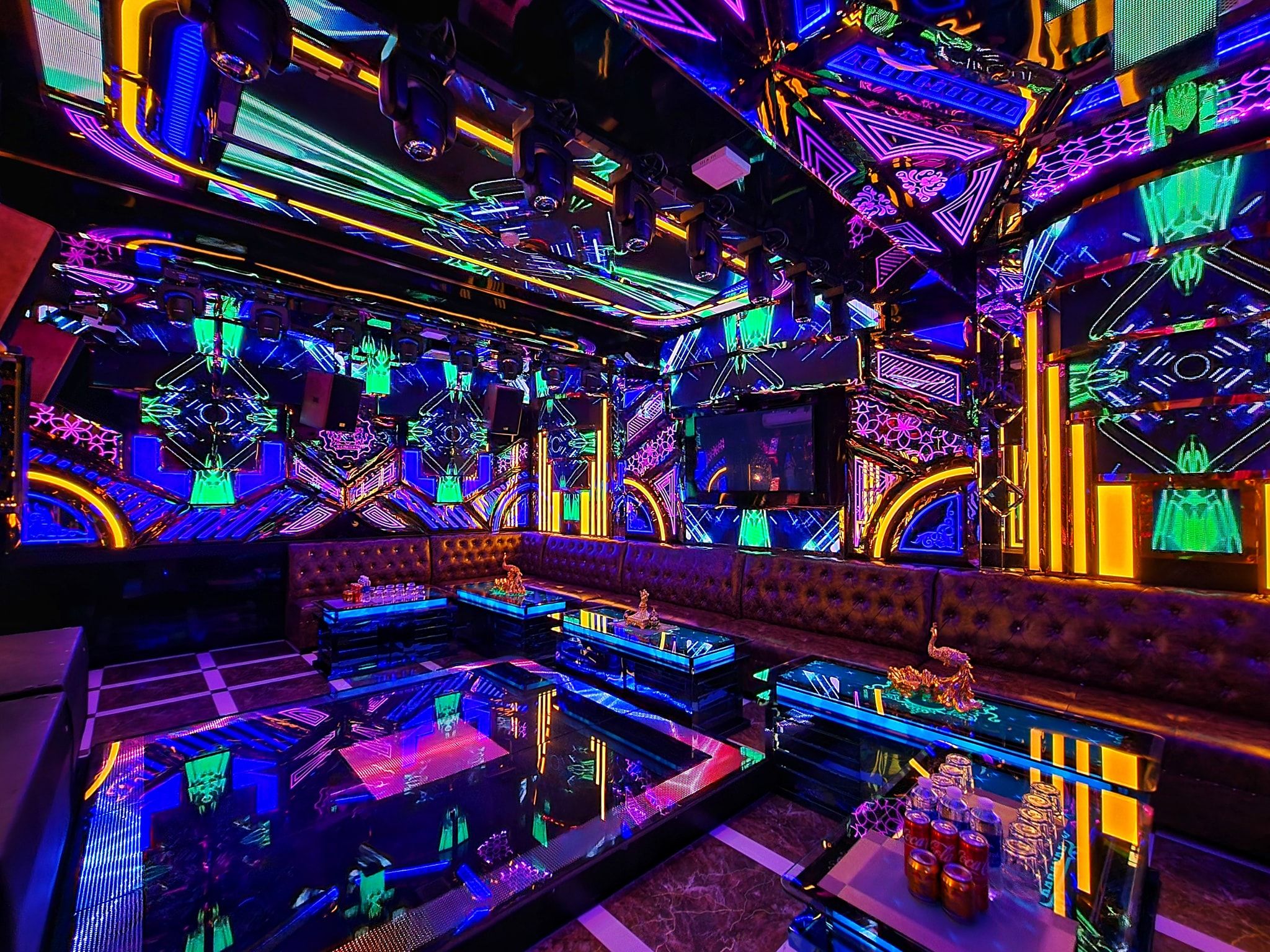 Karaoke Golden Bell - 750 Nguyễn Văn Quá, Quận 12