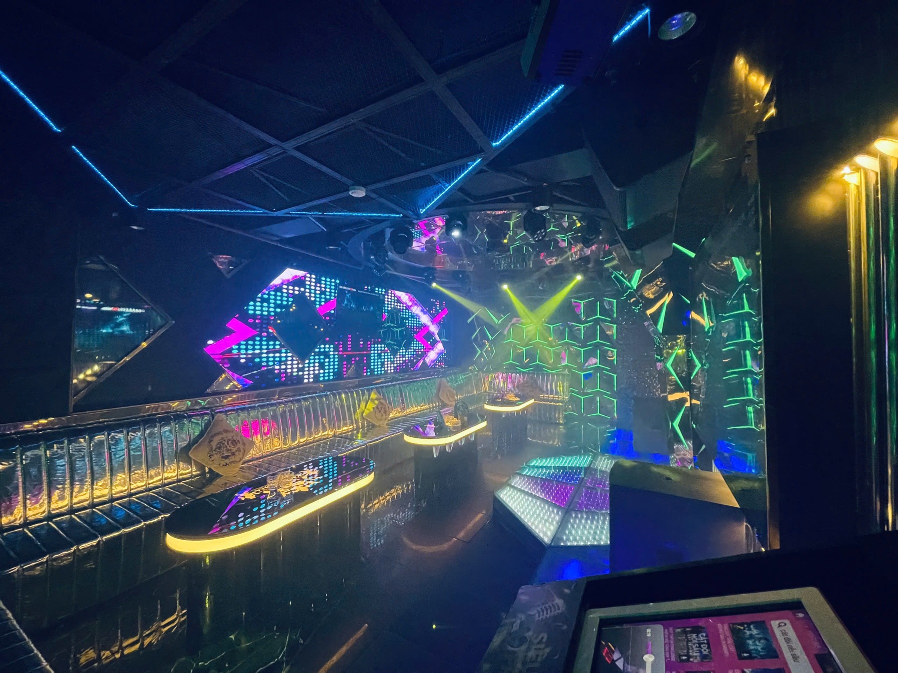 Karaoke Kingdom - 67 Phạm Viết Chánh, Quận 1