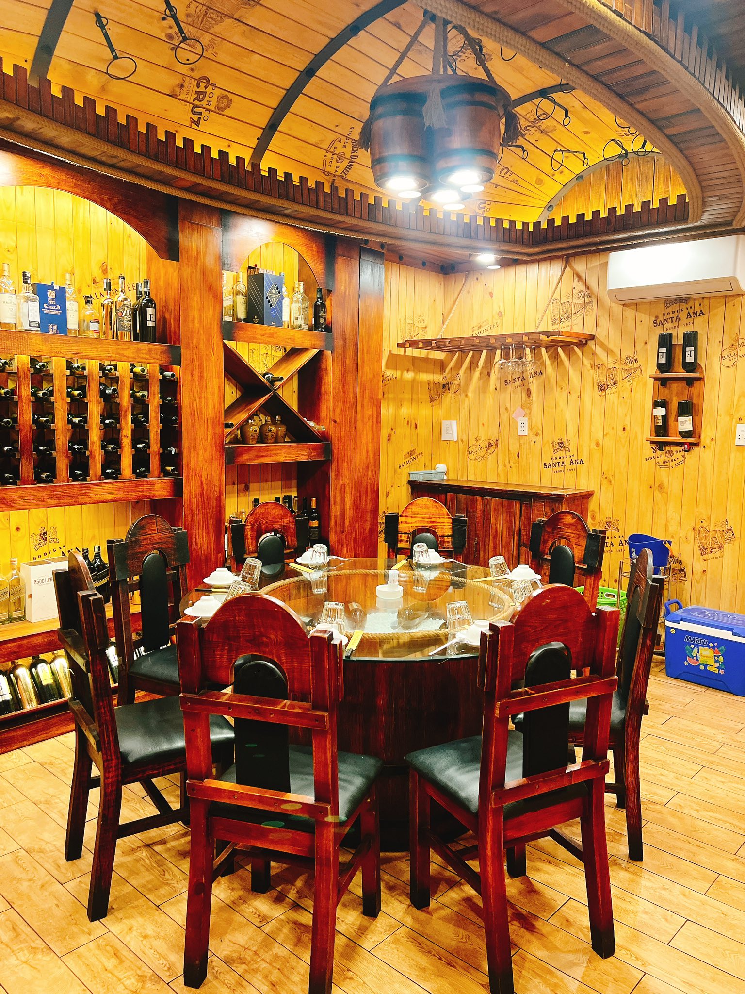 Nhà hàng Hàn Huyên - Số 2 Hồ Biểu Chánh, Quận Phú Nhuận