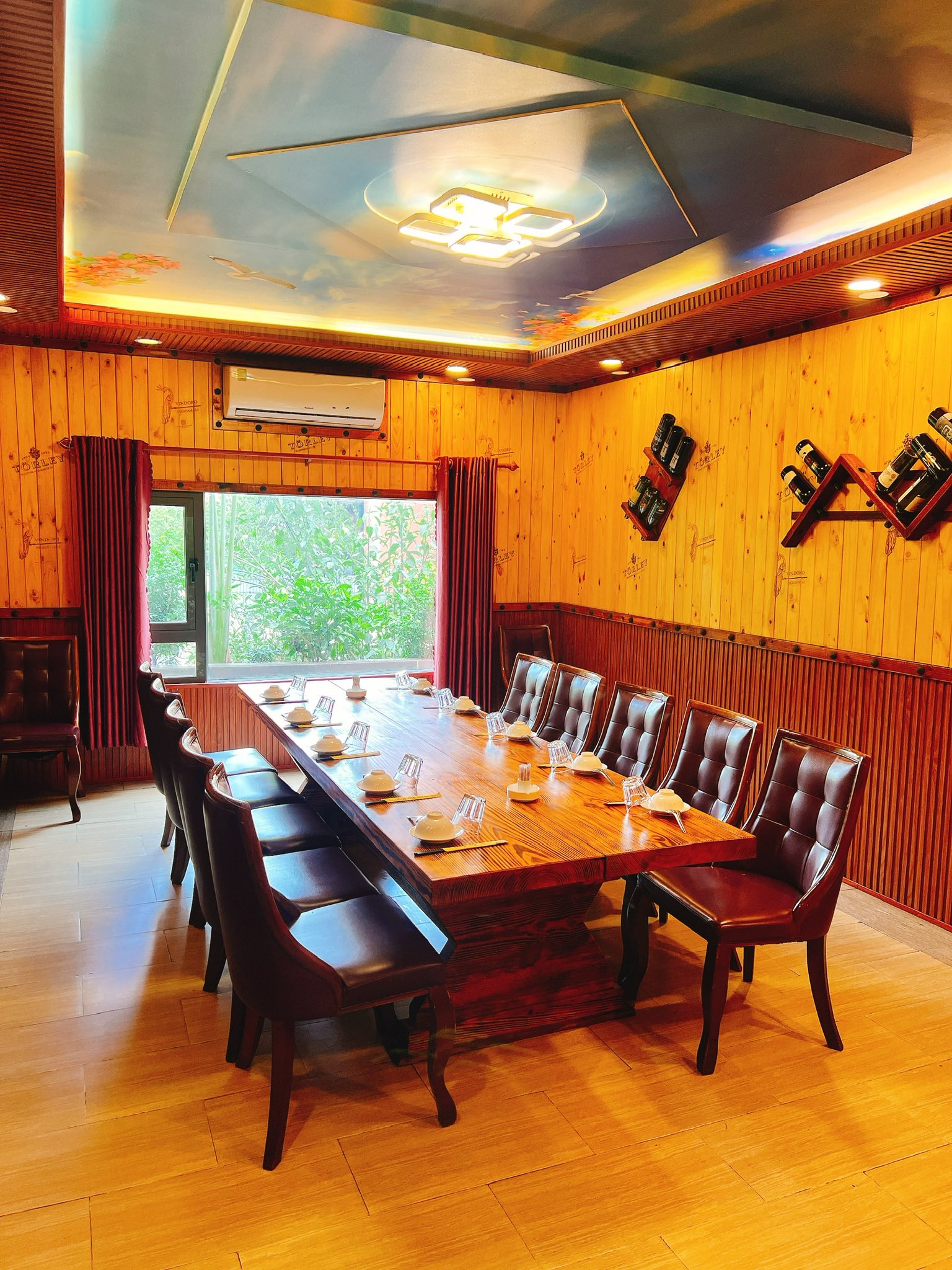 Nhà hàng Hàn Huyên - Số 2 Hồ Biểu Chánh, Quận Phú Nhuận