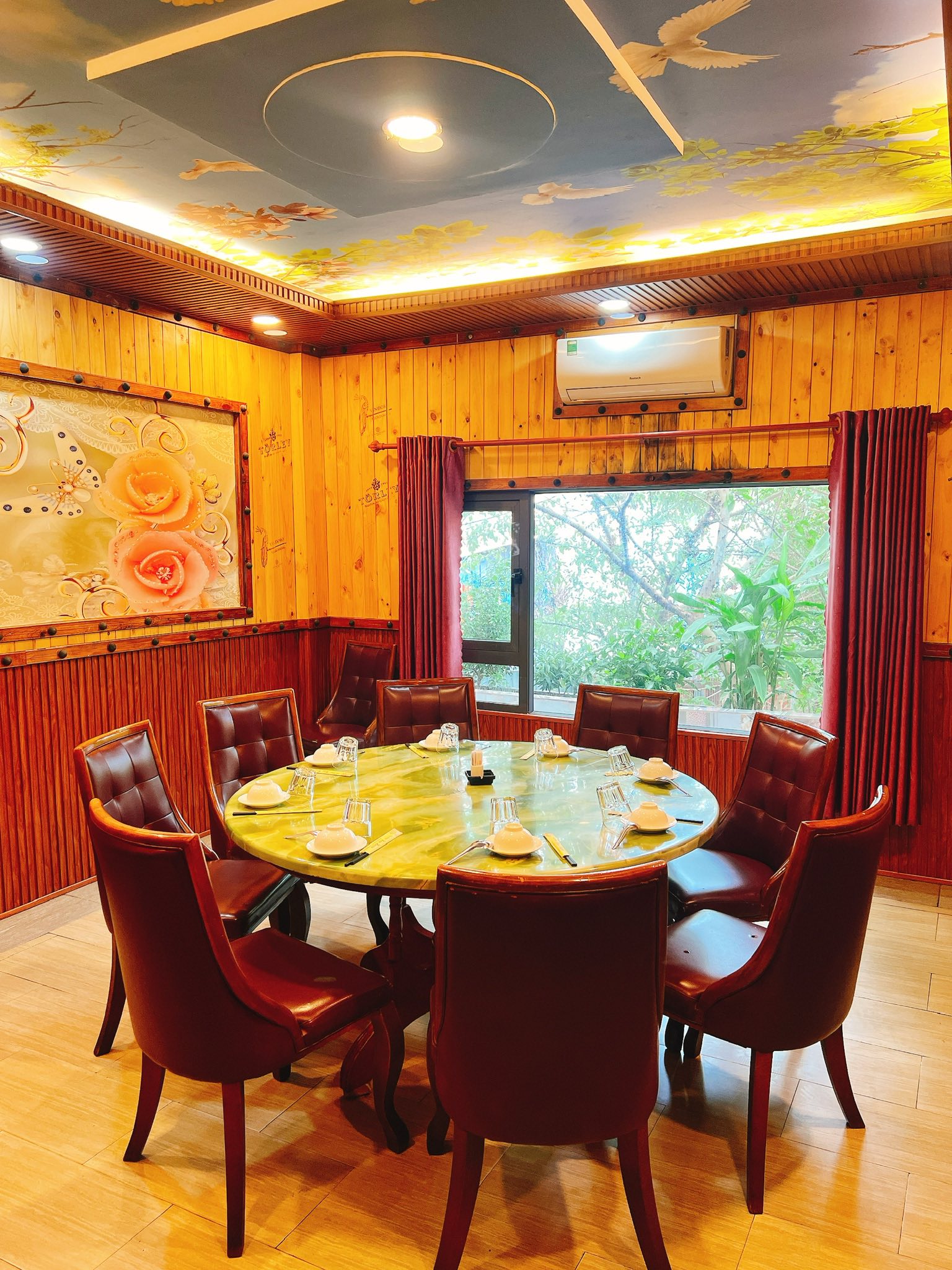 Nhà hàng Hàn Huyên - Số 2 Hồ Biểu Chánh, Quận Phú Nhuận