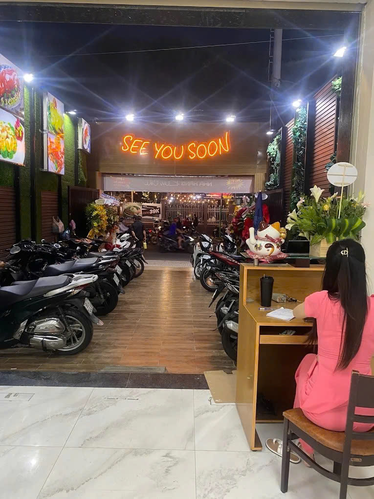 Hồng Phong 雄峯 - 305 Âu Cơ, Quận Tân Phú