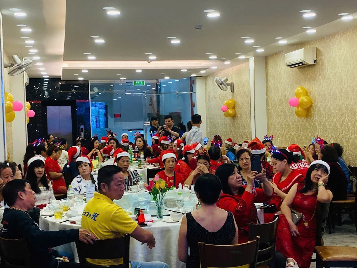 Hồng Phong 雄峯 - 305 Âu Cơ, Quận Tân Phú