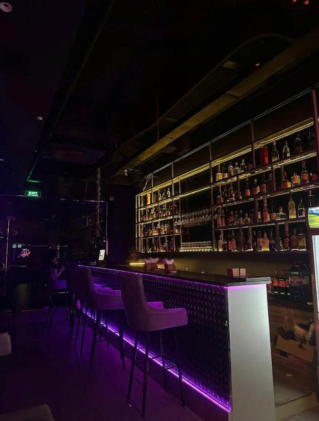 Maze Bar Darts & Pool - 36 Tôn Thất Thiệp, Quận 1