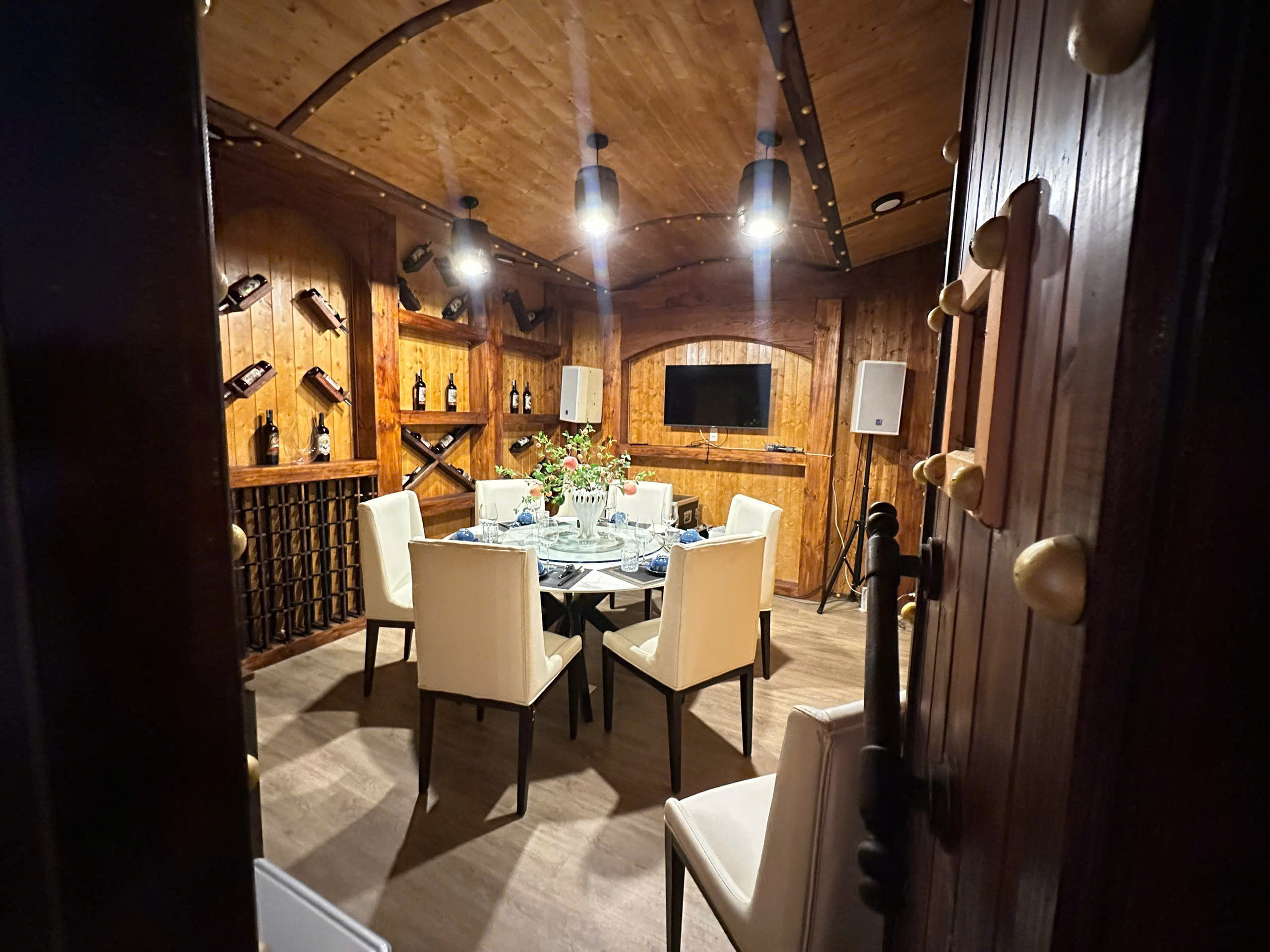 Nhà Hàng Hầm Rượu Hội Bàn Đào - 340 Lê Đức Thọ, Gò Vấp