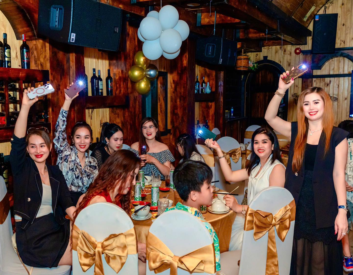 Nhà Hàng Hầm Rượu Karaoke Thuỷ Trúc - 186/81 Vườn Lài, Tân Phú