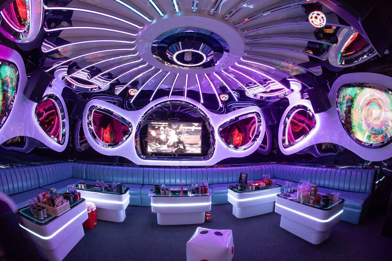 Karaoke L.V BISTRO - 214 Lê Hồng Phong, Quận 5