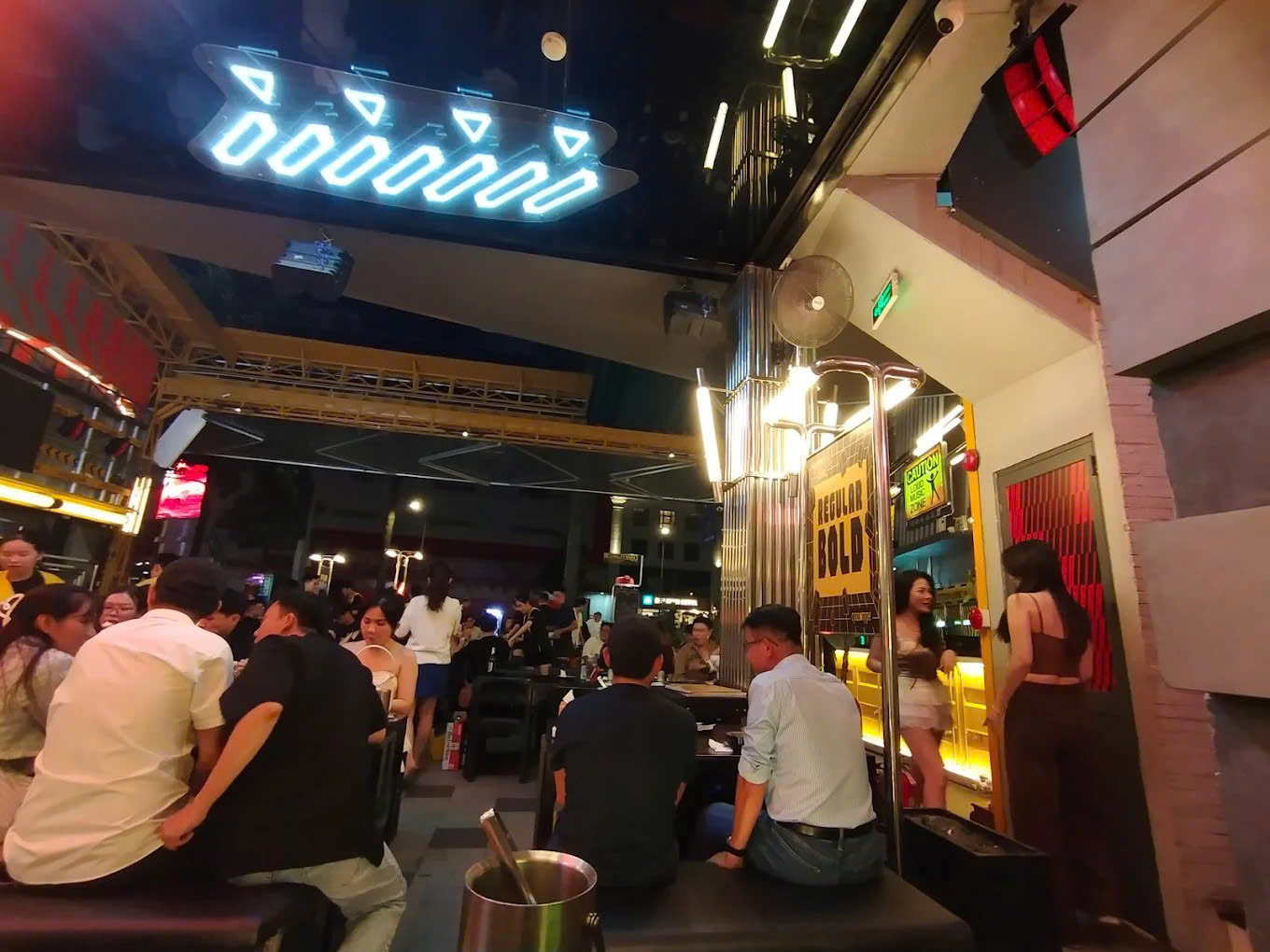 Sạc Station - 6 Trần Hưng Đạo, Quận 1
