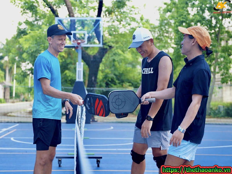 moi-choi-pickball-nen-dung-vot-gi-1