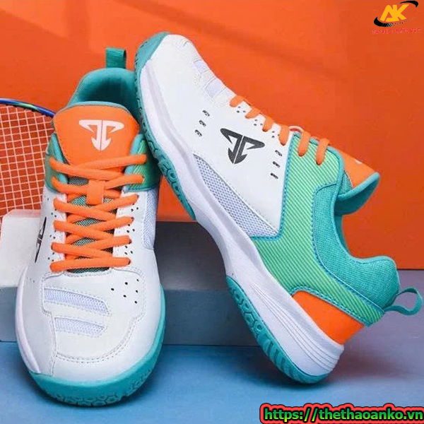 Giày pickleball Tesla 5528 chất liệu vải lưới thoáng khí kết hợp da PU mang lại sự trẻ trung khi sử dụng