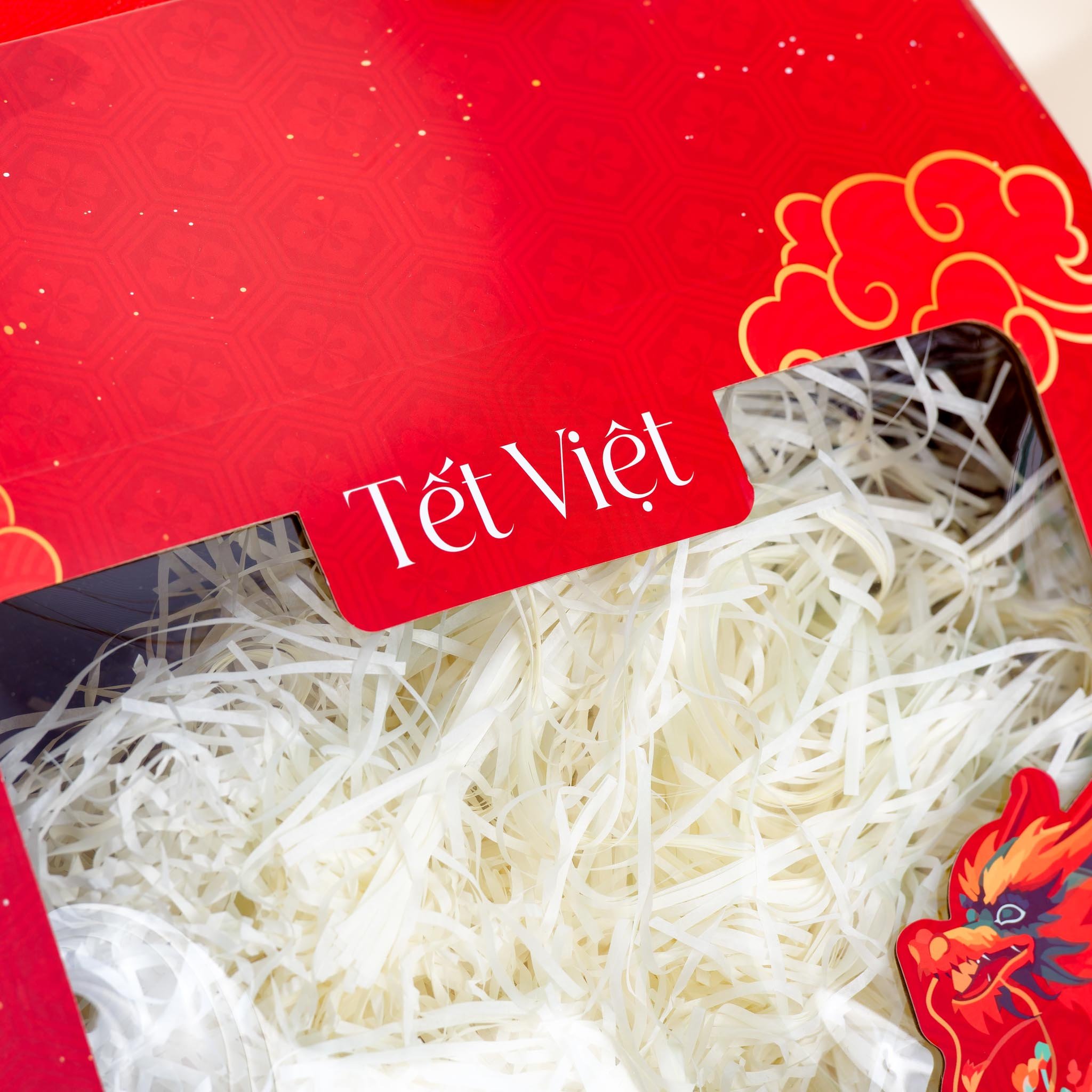 Hộp quà tết sang trọng màu đỏ kèm rơm lót, có quai xách - HQT13