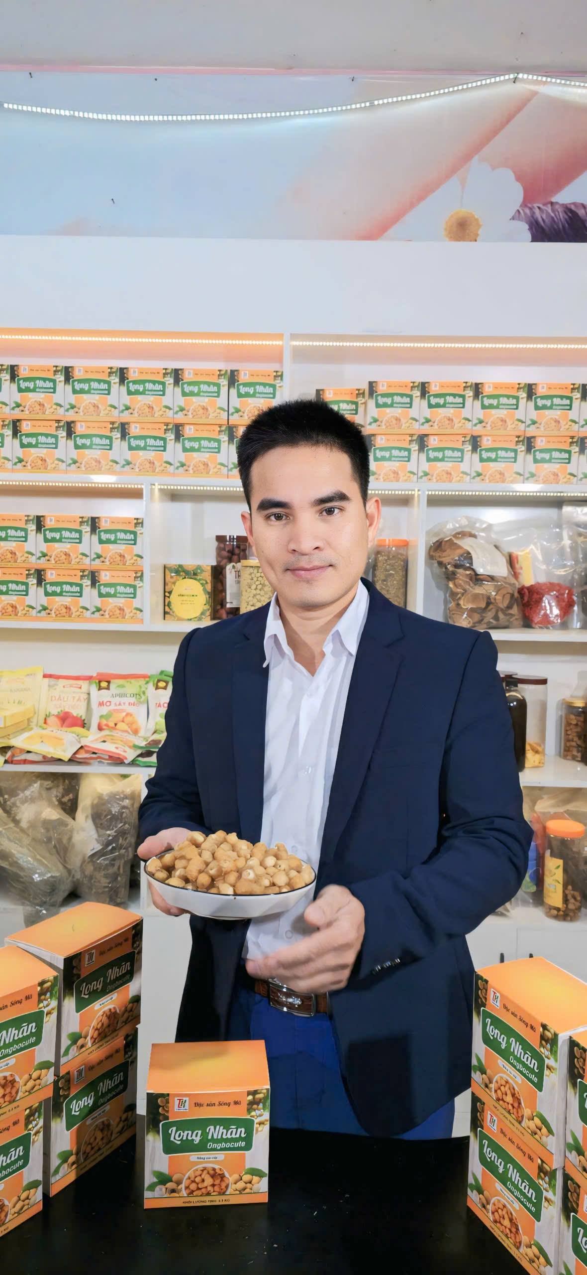 Long Nhãn Ôm Hạt Sen