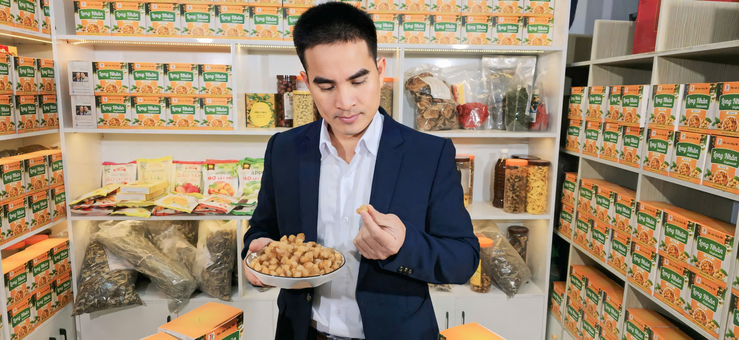 Long Nhãn Ôm Hạt Sen