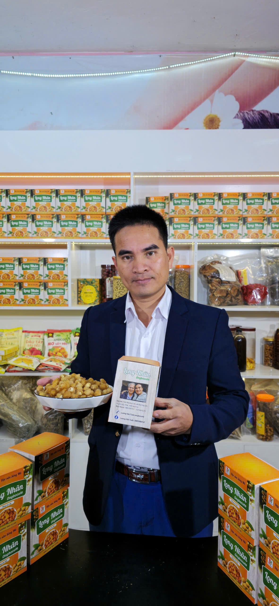 Long Nhãn Ôm Hạt Sen