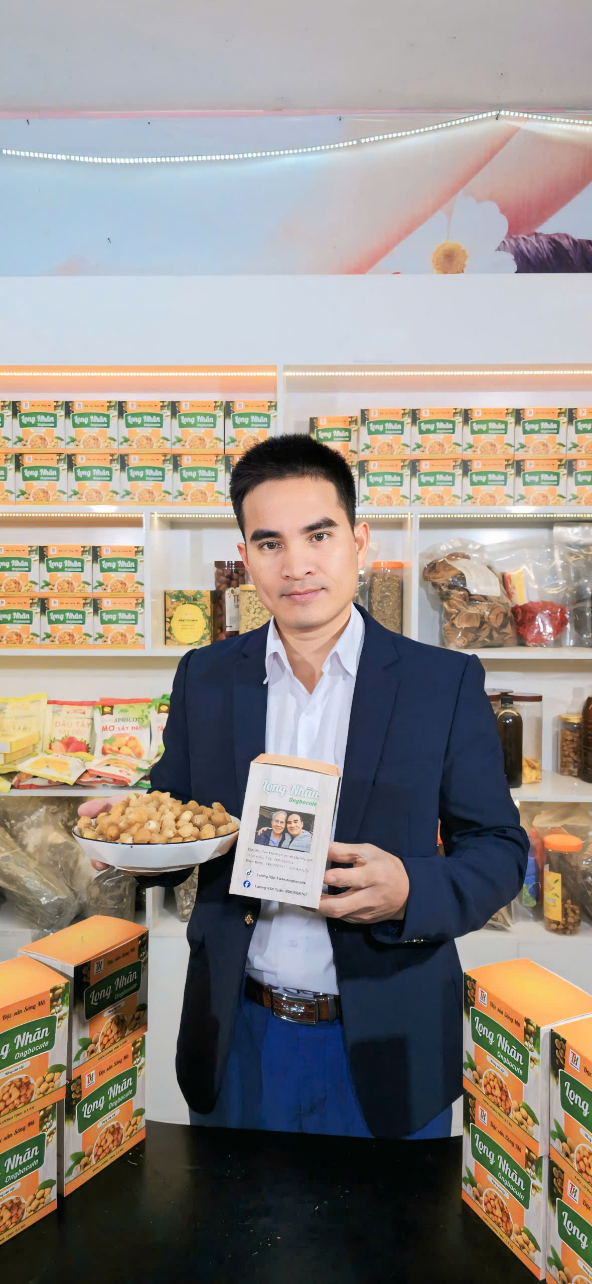 Long Nhãn Ôm Hạt Sen