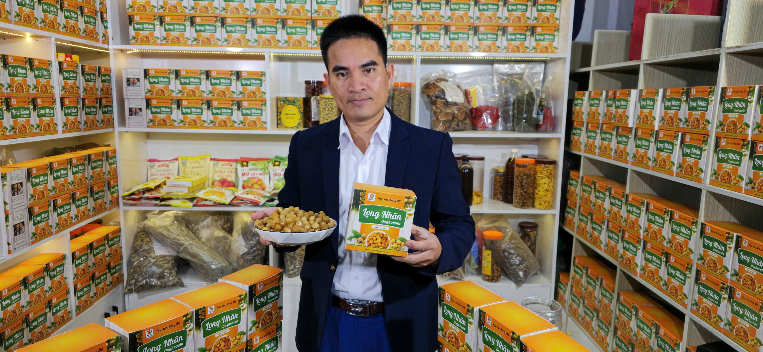 Long Nhãn Ôm Hạt Sen