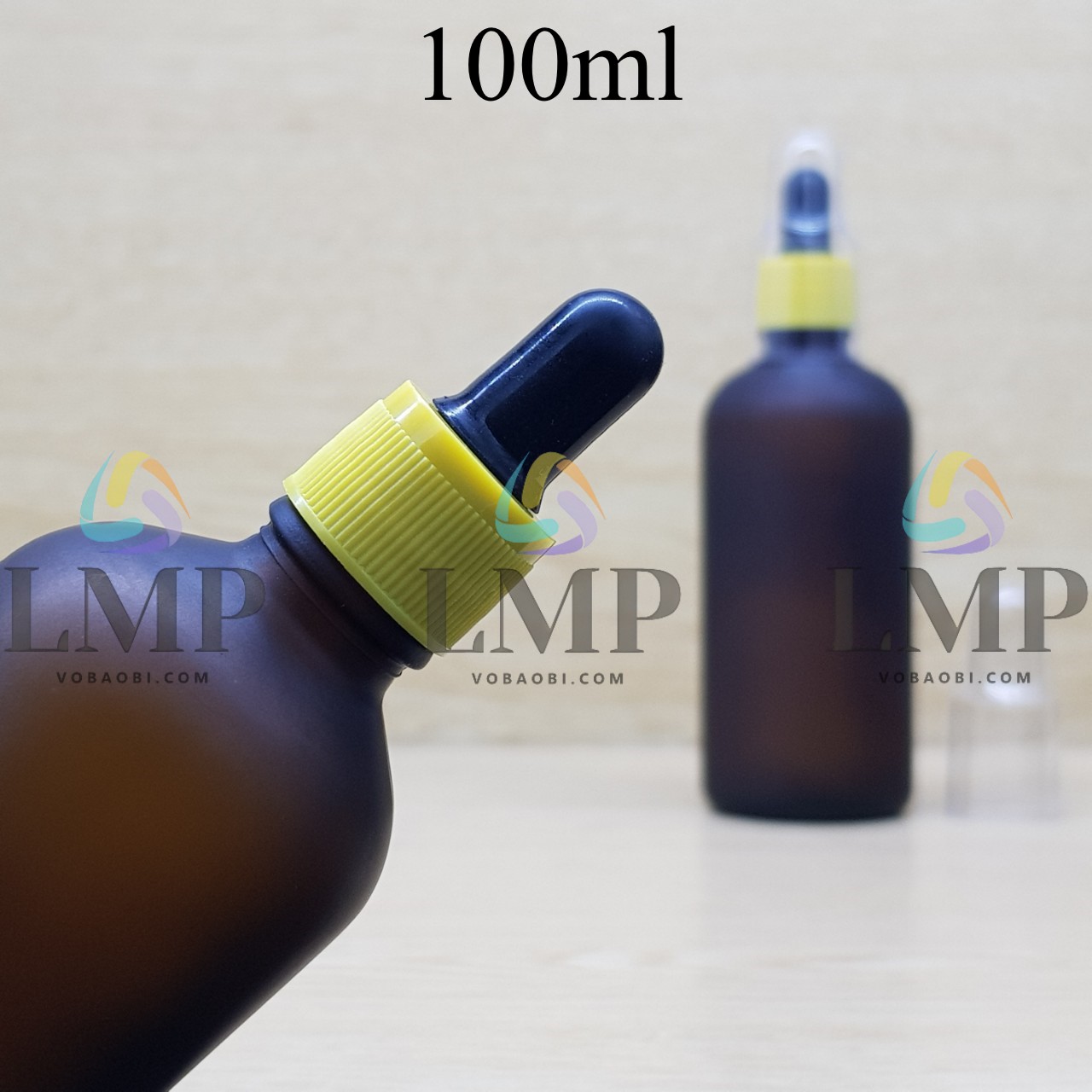 Chai tinh dầu phun mờ nắp bóp khoen nhựa sọc có nắp chụp 100ml
