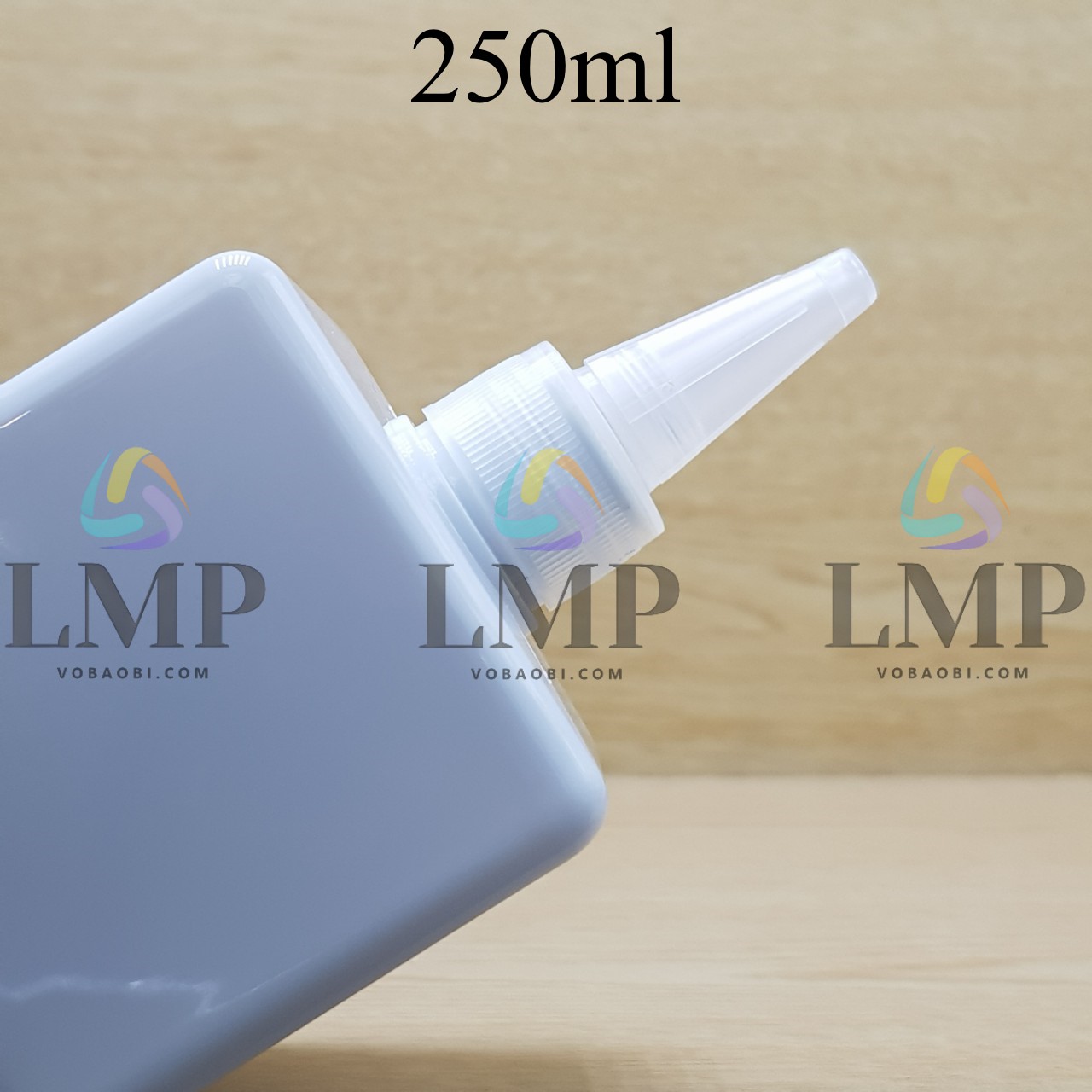 Chai lotion vuông nắp nhọn sọc