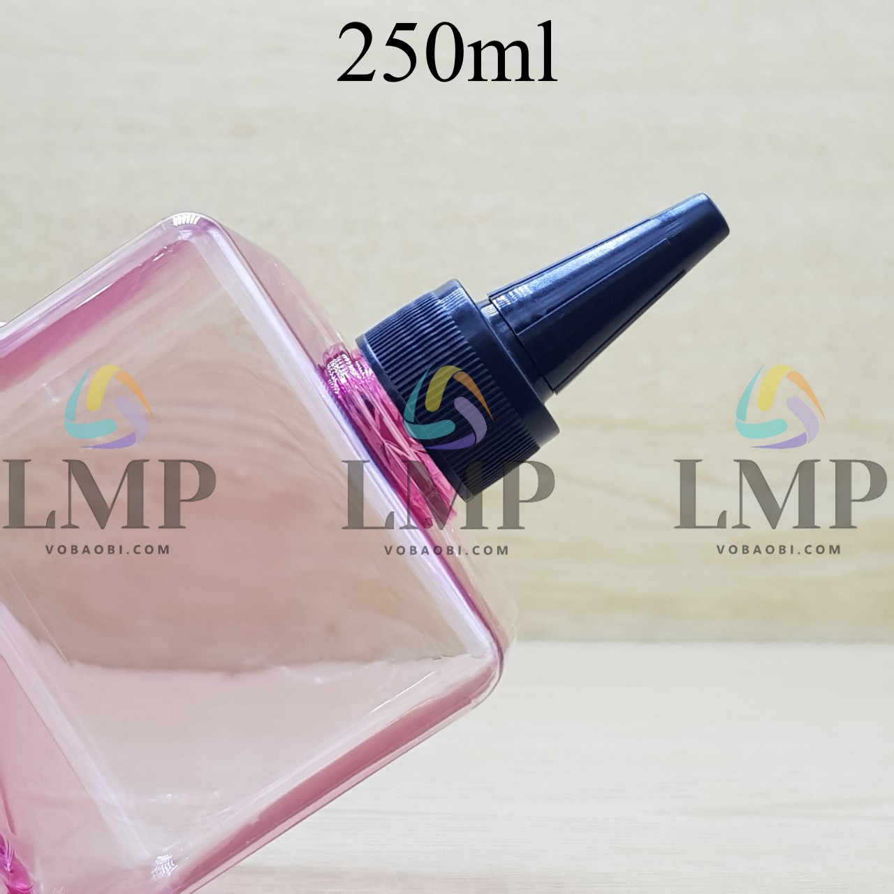 Chai lotion vuông nắp nhọn sọc