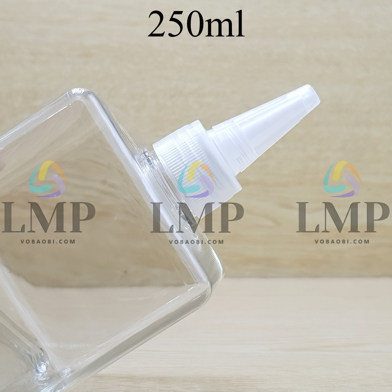 Chai lotion vuông nắp nhọn sọc