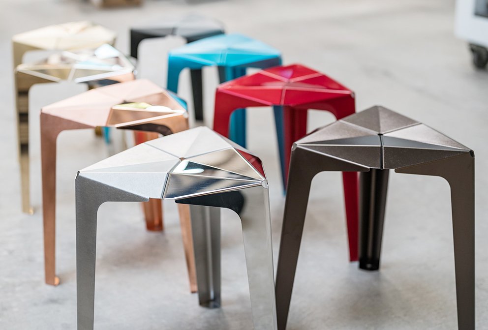 Metal [Design Reference] Three-Legged Stools Showcasing the Beauty of Folded Sheet Metal
