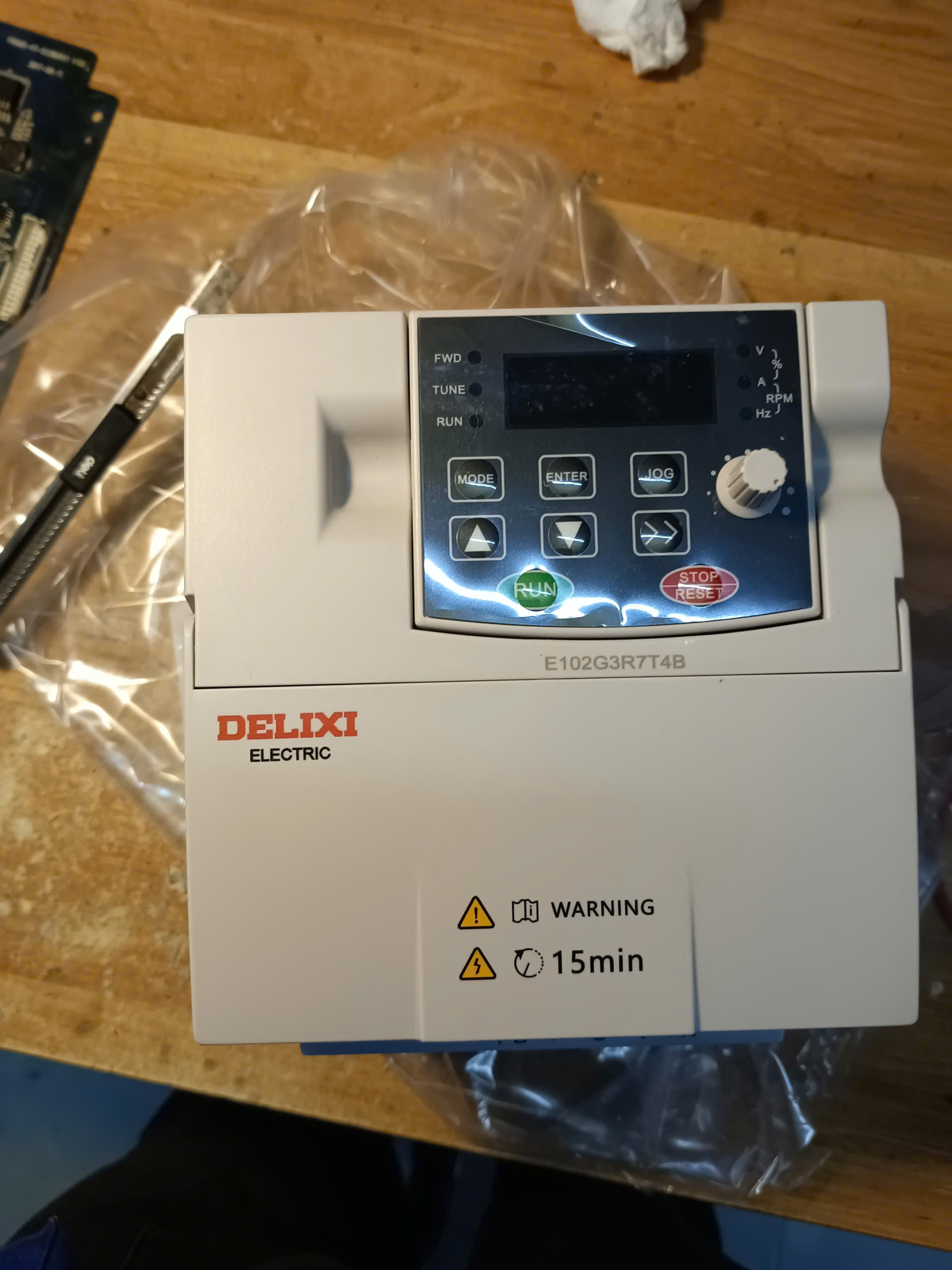 Biến tần Delixi CDI-E102G1R5T4B - 1.5kw - 380V
