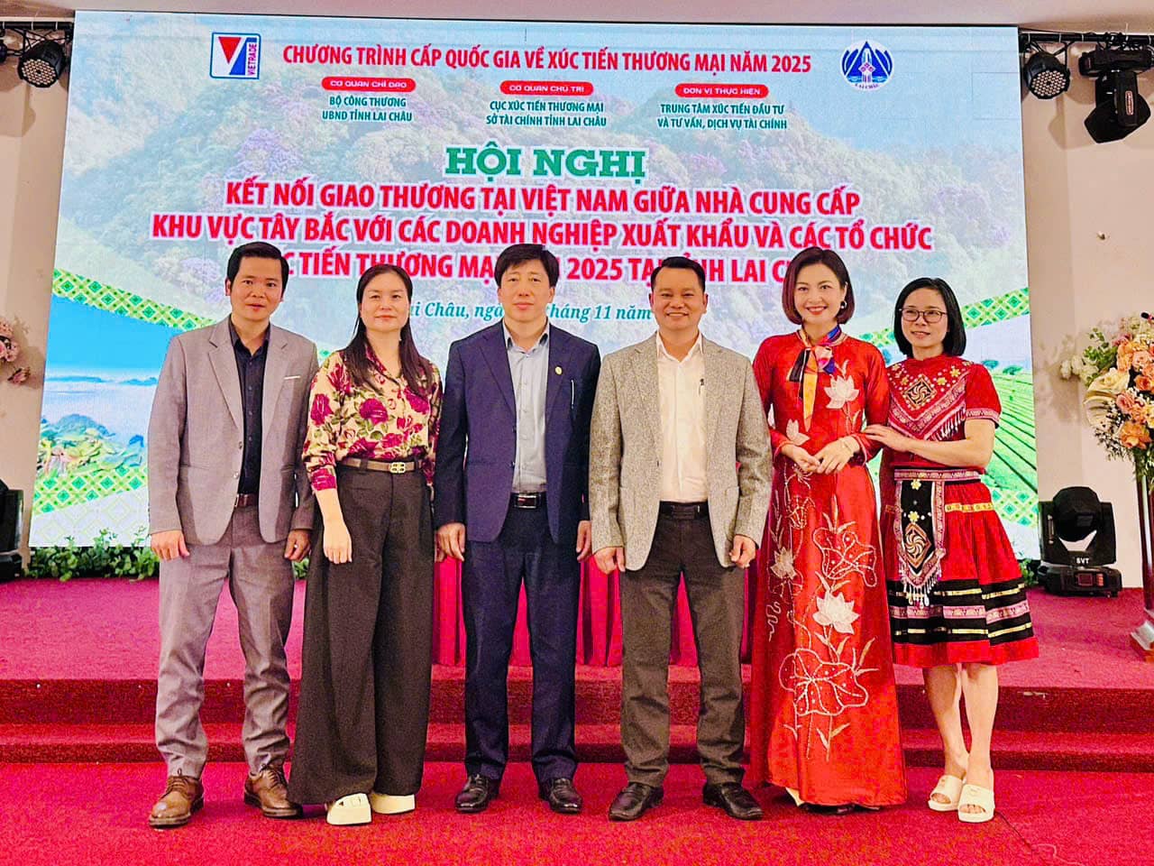 IMEX NEWS ký kết biên bản ghi nhớ hỗ trợ tiêu thụ sản phẩm đặc trưng tỉnh Lai Châu tại “Ngày hội sản phẩm vùng đồng bào dân tộc thiểu số và miền núi phía Bắc 2025”.