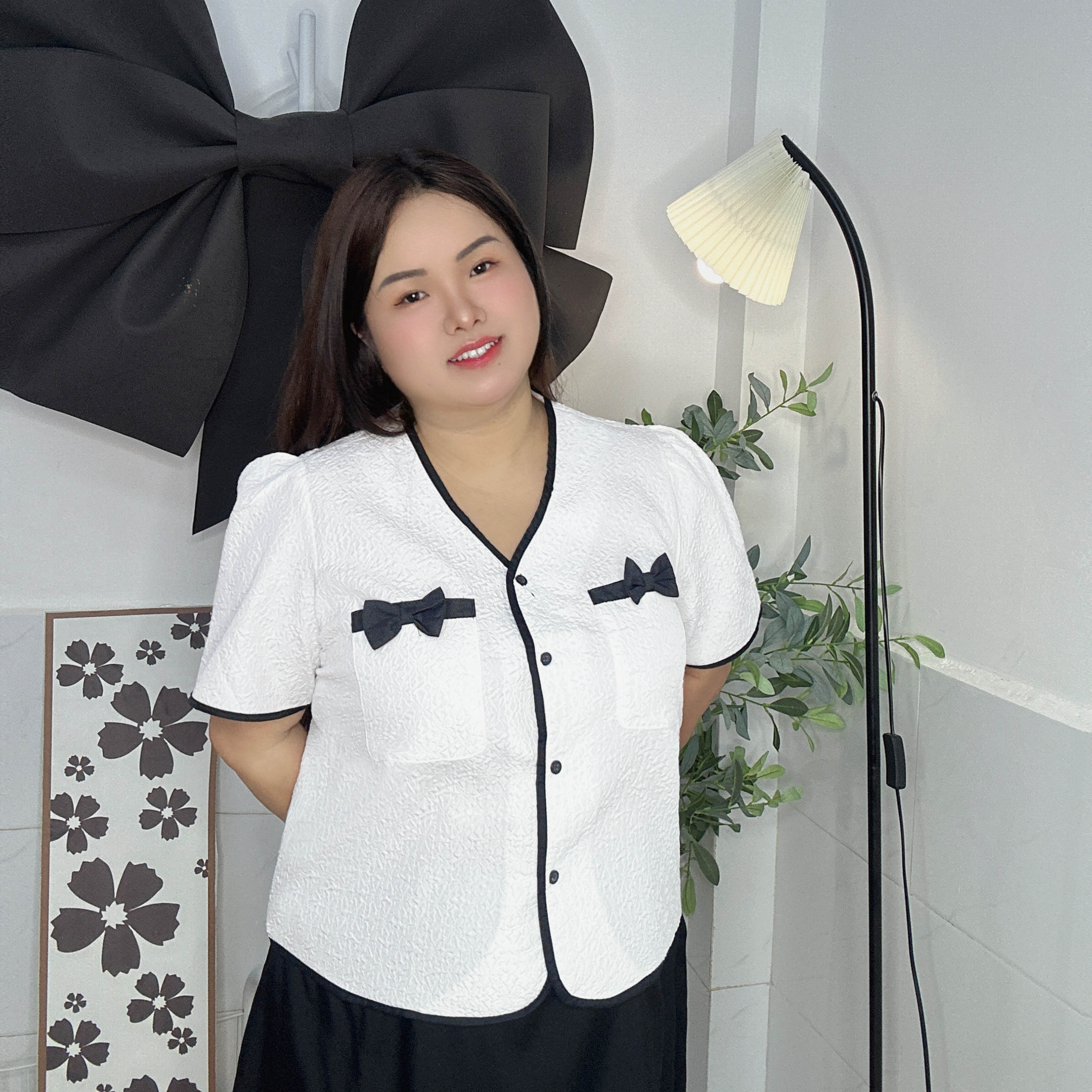 Áo kiểu bigsize phom suông dập hoa nổi túi nơ đen thanh lịch thời trang bigsize