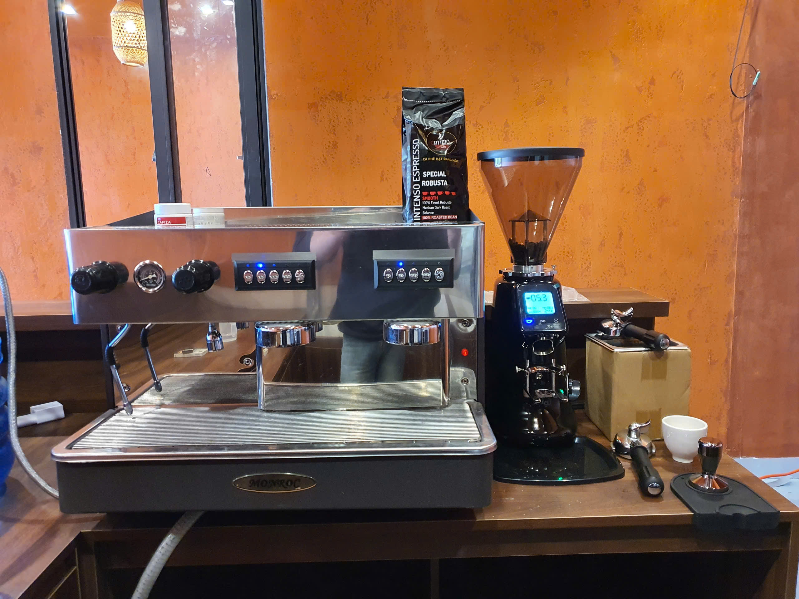 Lắp đặt máy pha cà phê Expobar Monroc thanh lý và máy xay JX600AD tại quán Xưa Coffee, Thị Xã Thái Hòa, Nghệ An