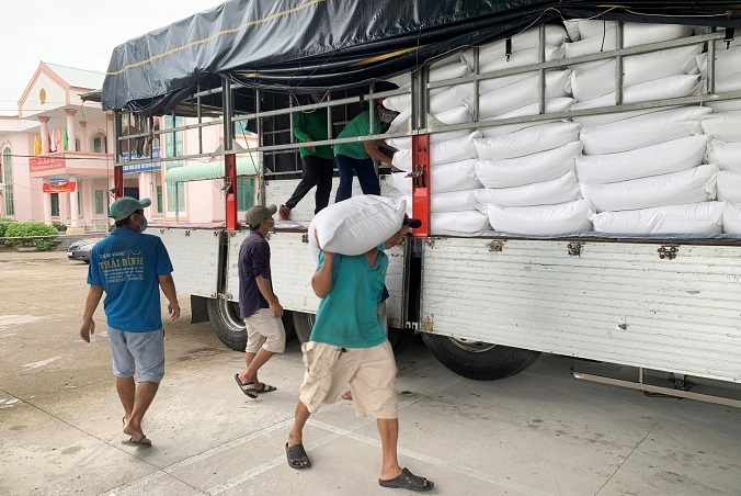 Dịch vụ bốc xếp gạo tại kho, lên xuống xe gạo giá rẻ, phục vụ 24/7