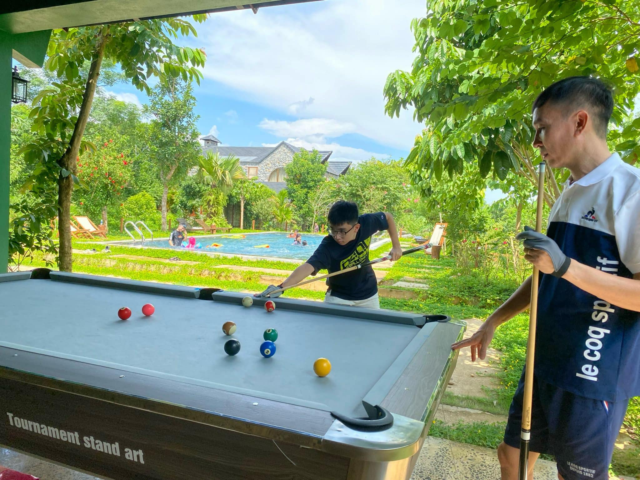 Chơi bi-a cùng bạn bè