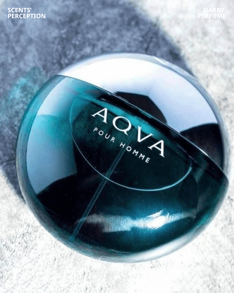 Thiết kế Aqva Pour Homme dạng tròn dẹt độc đáo, màu xanh chuyển sắc lấy cảm hứng đại dương, tối giản nhưng sang trọng, dễ nhận diện