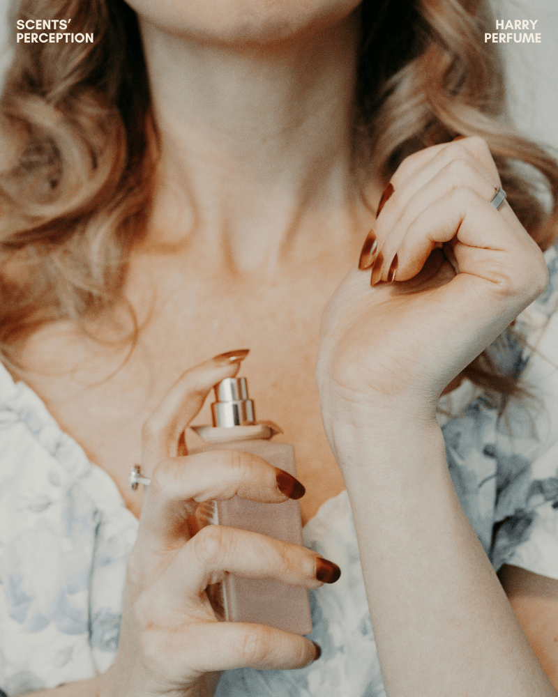 Cổ tay là vị trí xịt nước hoa quen thuộc nhưng mùi hương ở đây dễ bay nhanh do thường xuyên cử động và tiếp xúc