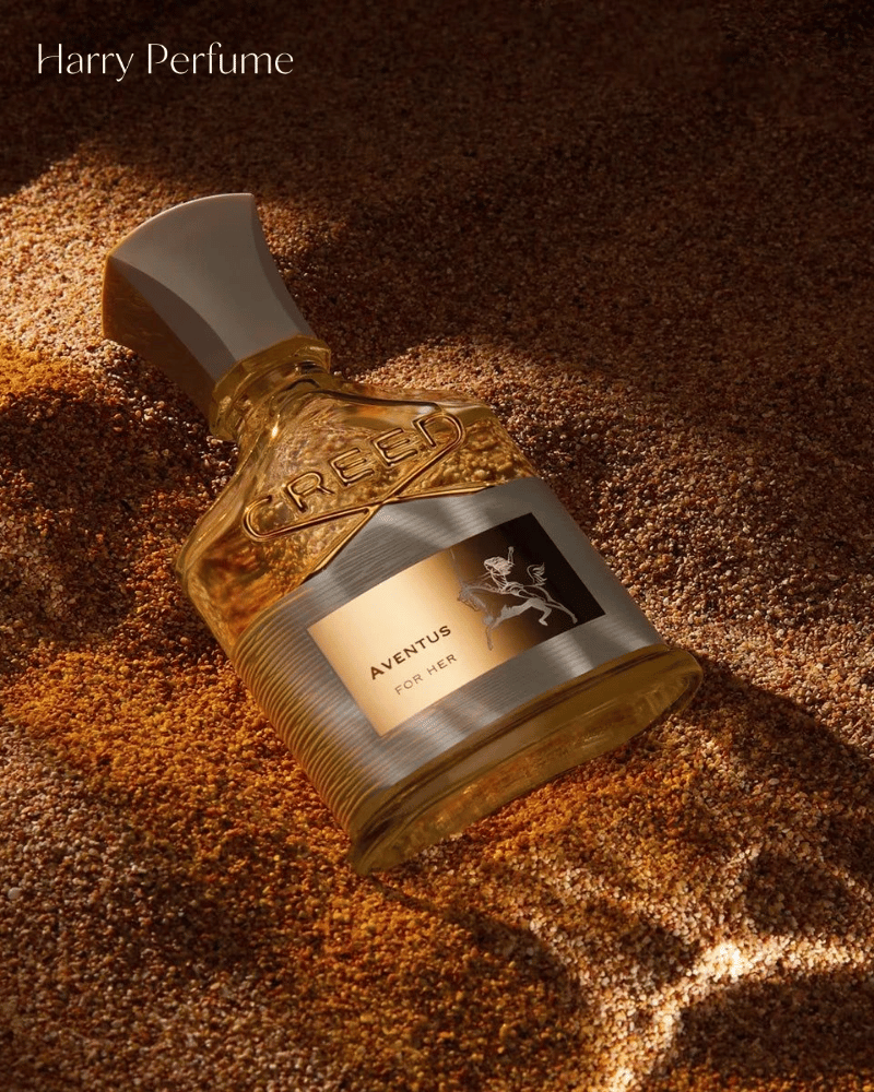 Creed Aventus For Her EDP lưu hương tương đối tốt, với lớp gỗ và xạ hương ấm áp trên da.