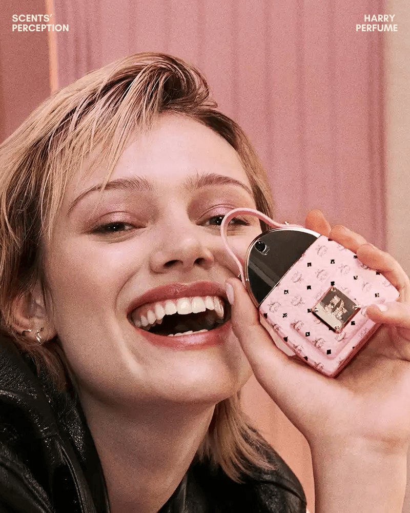 Thiết kế MCM Crush EDP được lấy cảm hứng từ túi xách biểu tượng của MCM, mang dáng mini bag màu hồng pastel với chi tiết ánh kim và tay cầm cách điệu