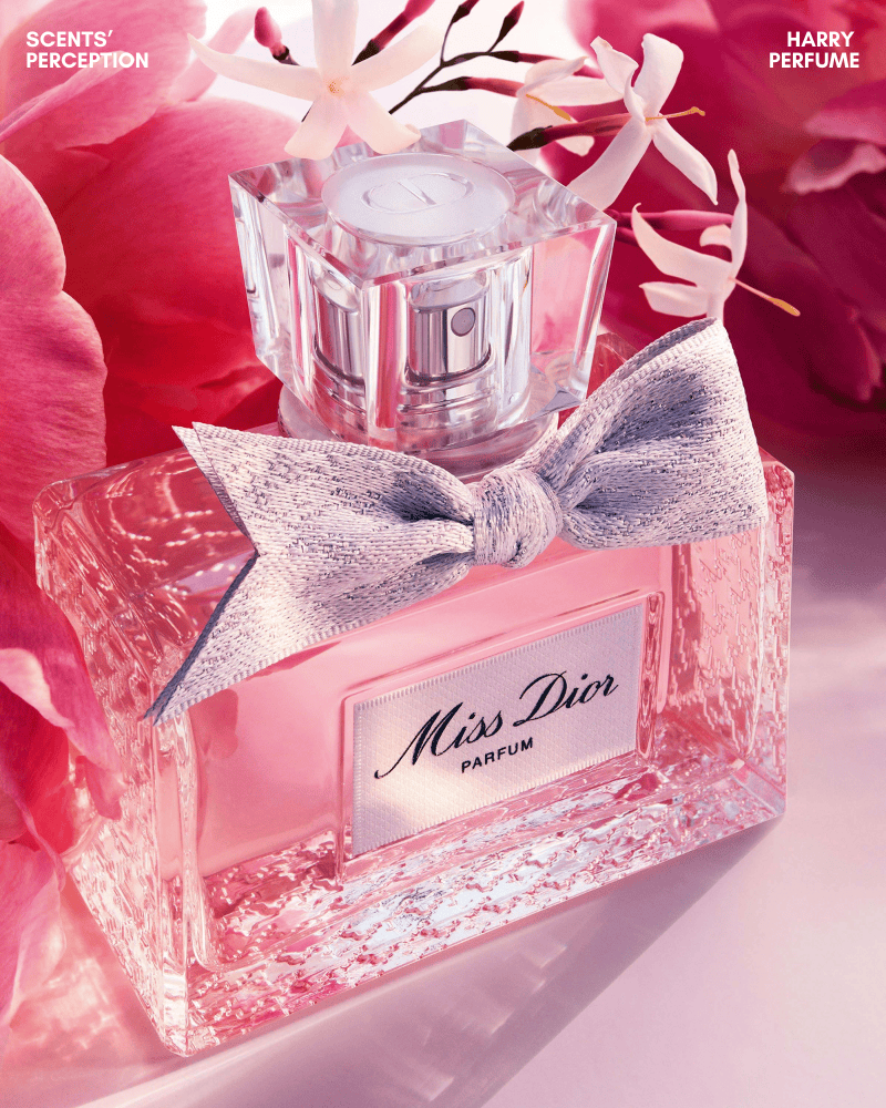 Miss Dior Eau De Parfum là mùi hương hoa cỏ dịu dàng mở đầu tươi mát, phát triển mềm mại và khép lại ấm áp